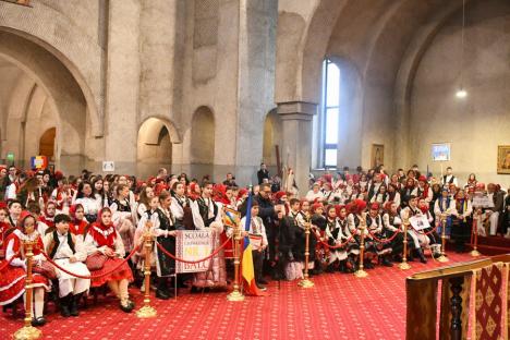 Au adus colindele în Oradea: Sute de elevi din Bihor au colindat prin centrul Oradiei (FOTO)