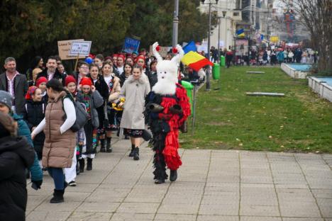 Au adus colindele în Oradea: Sute de elevi din Bihor au colindat prin centrul Oradiei (FOTO)