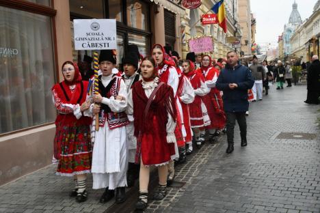 Au adus colindele în Oradea: Sute de elevi din Bihor au colindat prin centrul Oradiei (FOTO)