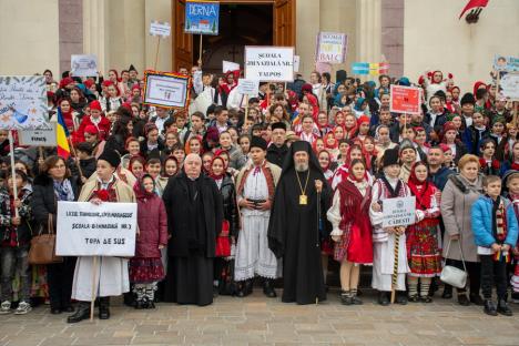 Au adus colindele în Oradea: Sute de elevi din Bihor au colindat prin centrul Oradiei (FOTO)