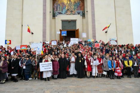 Au adus colindele în Oradea: Sute de elevi din Bihor au colindat prin centrul Oradiei (FOTO)