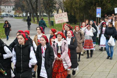 Au adus colindele în Oradea: Sute de elevi din Bihor au colindat prin centrul Oradiei (FOTO)