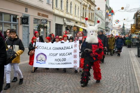 Au adus colindele în Oradea: Sute de elevi din Bihor au colindat prin centrul Oradiei (FOTO)