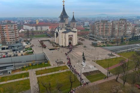 Au adus colindele în Oradea: Sute de elevi din Bihor au colindat prin centrul Oradiei (FOTO)