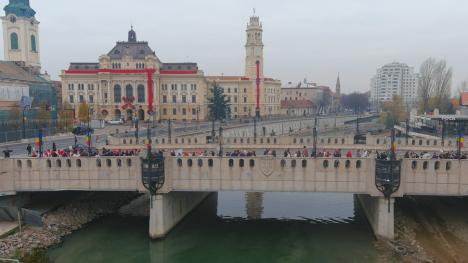 Au adus colindele în Oradea: Sute de elevi din Bihor au colindat prin centrul Oradiei (FOTO)