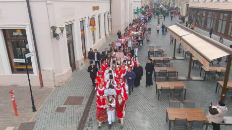 Au adus colindele în Oradea: Sute de elevi din Bihor au colindat prin centrul Oradiei (FOTO)