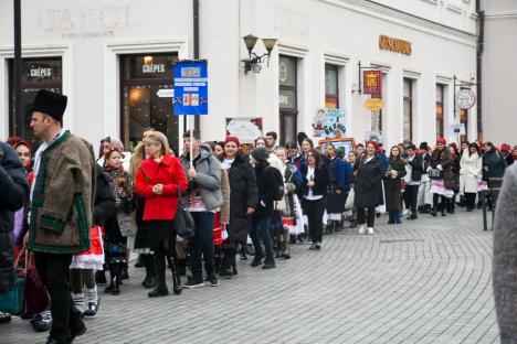 Au adus colindele în Oradea: Sute de elevi din Bihor au colindat prin centrul Oradiei (FOTO)