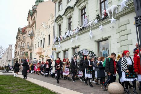 Au adus colindele în Oradea: Sute de elevi din Bihor au colindat prin centrul Oradiei (FOTO)