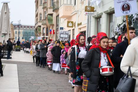 Au adus colindele în Oradea: Sute de elevi din Bihor au colindat prin centrul Oradiei (FOTO)