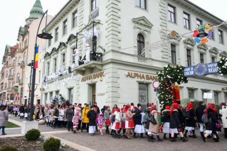 Au adus colindele în Oradea: Sute de elevi din Bihor au colindat prin centrul Oradiei (FOTO)