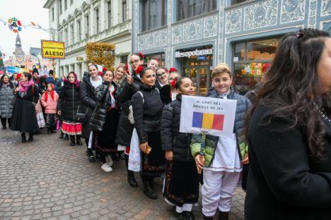 Au adus colindele în Oradea: Sute de elevi din Bihor au colindat prin centrul Oradiei (FOTO)