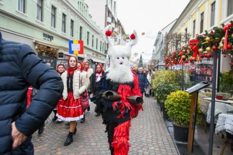 Au adus colindele în Oradea: Sute de elevi din Bihor au colindat prin centrul Oradiei (FOTO)