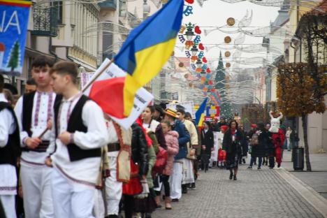 Au adus colindele în Oradea: Sute de elevi din Bihor au colindat prin centrul Oradiei (FOTO)