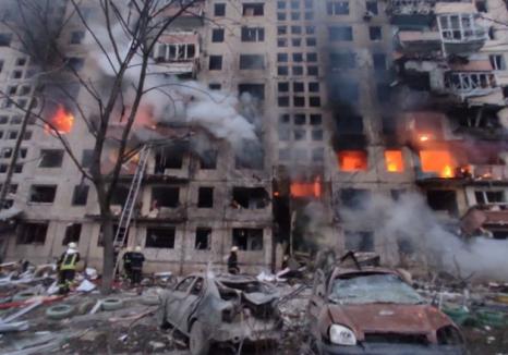 Războiul din Ucraina: Bombardamentele continuă, o fabrică de avioane și un bloc de locuințe au fost distruse, noi victime printre civili