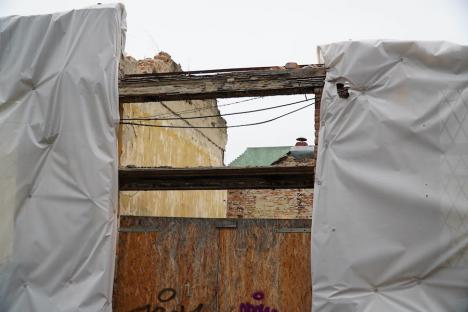 Mai mare rușinea! Clădirea fraţilor Micula din strada Jean Calvin 13 din Oradea a intrat în auto-demolare (FOTO)
