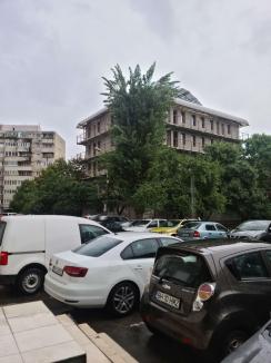 Ne enervează: Ruina dintre blocurile de pe bd. Dacia, adăpost pentru șobolani și boschetari (FOTO)