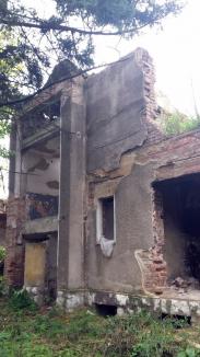 Ne enervează: O clădire în ruină din curtea ITM pune în pericol elevii din campusul şcolar (FOTO)
