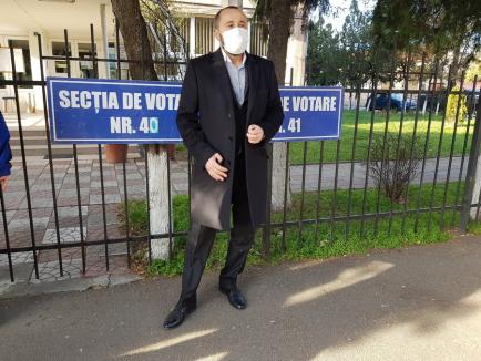 Viorel Cataramă a votat şi a plecat acasă, Claudiu Pop face turul secţiilor de votare. „O lună au vorbit politicienii, azi să vorbească poporul” (FOTO / VIDEO)