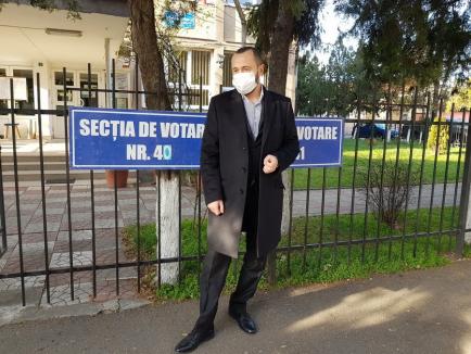 Viorel Cataramă a votat şi a plecat acasă, Claudiu Pop face turul secţiilor de votare. „O lună au vorbit politicienii, azi să vorbească poporul” (FOTO / VIDEO)