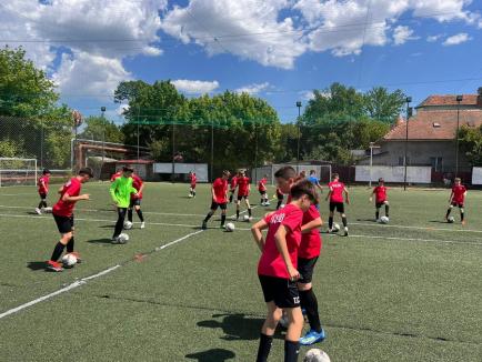 Mentalitate de învingători: Doi antrenori din Oradea pregătesc viitorii fotbaliști antrenându-le nu doar corpul, ci și mintea (FOTO)