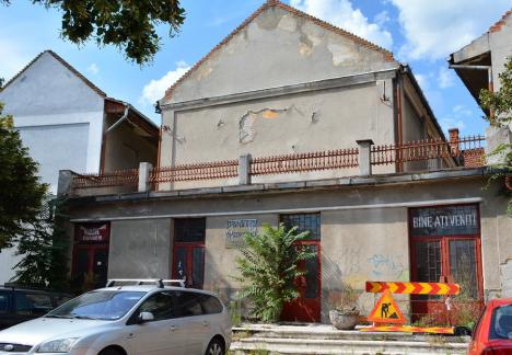 Accident pe un şantier din Oradea: Un tânăr de 16 ani a căzut de la un balcon, tras de o schelă