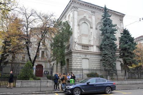 Scandal într-o școală de top din Oradea: Portarul a chemat Poliția, acuzând administratorul că l-a luat la pumni
