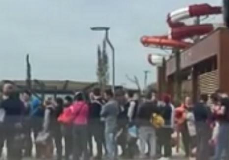 Minivacanţa de 1 Mai: Turiştii au luat cu asalt ştrandurile din împrejurimi. Aquaparkul Oradea şi-a atins capacitatea (VIDEO)