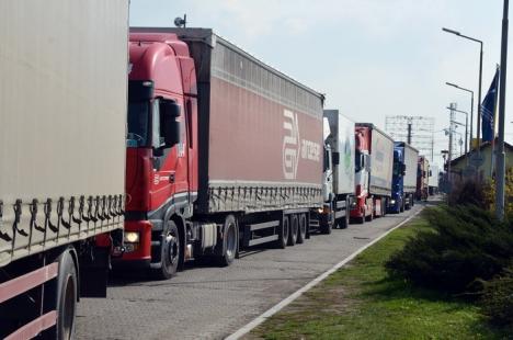 Coadă de şase kilometri. Sute de TIR-uri aşteaptă de cinci ore să iasă din ţară prin Borş (FOTO)