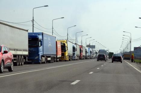 Coadă de şase kilometri. Sute de TIR-uri aşteaptă de cinci ore să iasă din ţară prin Borş (FOTO)