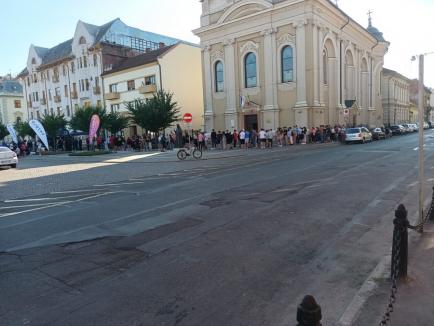 Donează sânge și primesc bilete la Untold sau Neversea: Tinerii au format o coadă de zeci de metri în Piața Unirii din Oradea (FOTO)