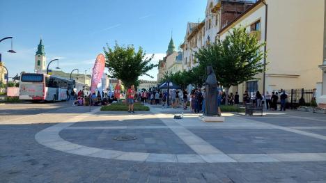 Donează sânge și primesc bilete la Untold sau Neversea: Tinerii au format o coadă de zeci de metri în Piața Unirii din Oradea (FOTO)
