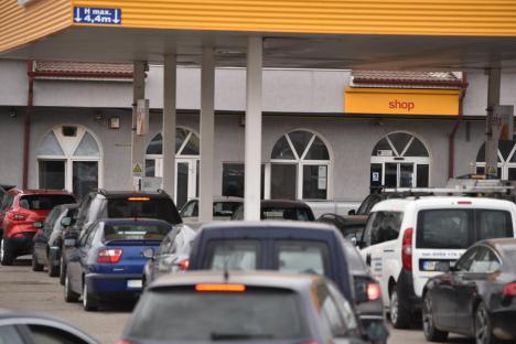 Cozi imense la benzinăriile din Oradea și din alte localități din Bihor. Preţul combustibilului a crescut, şoferii se tem că va fi şi mai mare (FOTO)