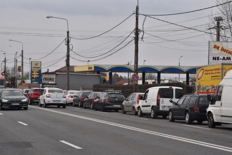 Cozi imense la benzinăriile din Oradea și din alte localități din Bihor. Preţul combustibilului a crescut, şoferii se tem că va fi şi mai mare (FOTO)