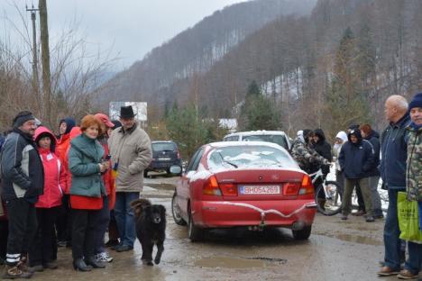 'Road to hell!': Drumul dezastruos spre Coada Lacului i-a scos pe locuitorii satului de vacanţă în stradă (FOTO/VIDEO)