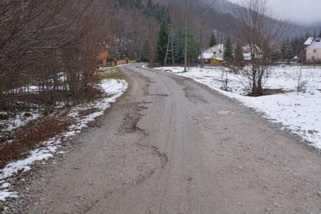 'Road to hell!': Drumul dezastruos spre Coada Lacului i-a scos pe locuitorii satului de vacanţă în stradă (FOTO/VIDEO)