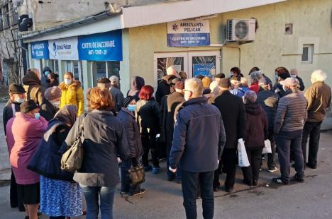 Situație scandaloasă la un centru de vaccinare din Oradea, la Spitalul Pelican: Aproape 100 de persoane, înghesuite la coadă, fără măsuri de protecție! „Ne-au chemat să luăm Covid” (FOTO / VIDEO)
