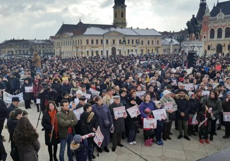 Peste 2.000 de participanţi la mitingul pentru familia tradiţională din Piaţa Unirii (FOTO / VIDEO)