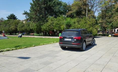 Tupeu la maxim: Un şofer de Audi Q5 a parcat în mijlocului Parcului 1 Decembrie