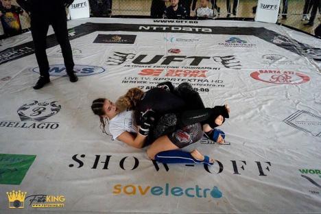 Fata din cușcă: La doar 18 ani, o orădeancă se bate în competiții internaționale de MMA pentru profesioniști (FOTO/VIDEO)
