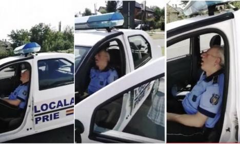 De râsul internetului! Poliţist local, filmat în timp ce trăgea un pui de somn chiar în maşina de poliţie (VIDEO)