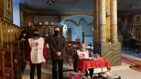 'Deschide uşa inimii tale': Voluntarii Caritas Eparhial au colectat alimente pentru săracii din Bihor (FOTO)