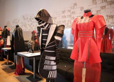 Colecţiile studenţilor la design vestimentar, prezentate în show-ul Fashion Gate