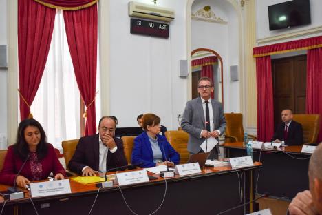 Inedit: Lecții de istorie pentru directorii de instituții din Bihor, la ședințele de la Prefectură