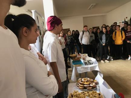 Masterchef... la şcoală: Elevi de la Economic au gătit pentru colegii lor reţete învăţate în stagii de practică în străinătate