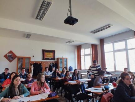 Colegiul Economic, prima şcoală din Oradea dotată cu videoproiectoare în toate sălile de curs (FOTO)