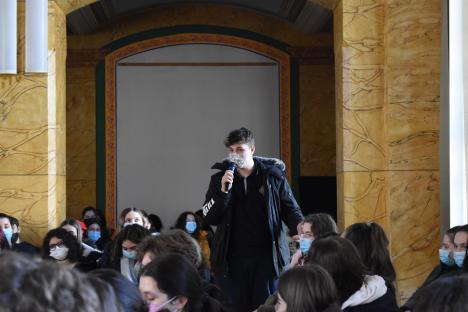 O tânără din Oradea, cercetător şi profesor la o universitate din Paris, în faţa elevilor din Colegiul Eminescu:  „Nu plecaţi din ţară doar pentru a vă simţi speciali” (FOTO)