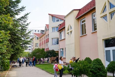 Elevi de clasă pregătitoare, „colegi” cu studenți străini, în Oradea: Nemulțumire printre părinții de la Colegiul Ghibu (FOTO)