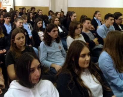 Elevii de la Gojdu au sărbătorit Ziua Naţională cu un concurs de istorie şi o conferinţă despre Marea Unire (FOTO)