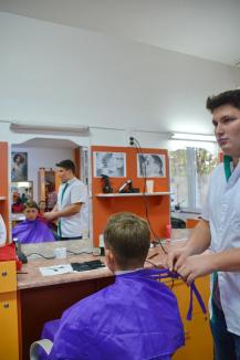 Concurs la foarfece: Elevii Colegiului Mihai Viteazul s-au întrecut în frizuri şi coafuri (FOTO/VIDEO)