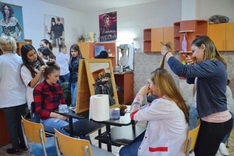 Concurs la foarfece: Elevii Colegiului Mihai Viteazul s-au întrecut în frizuri şi coafuri (FOTO/VIDEO)